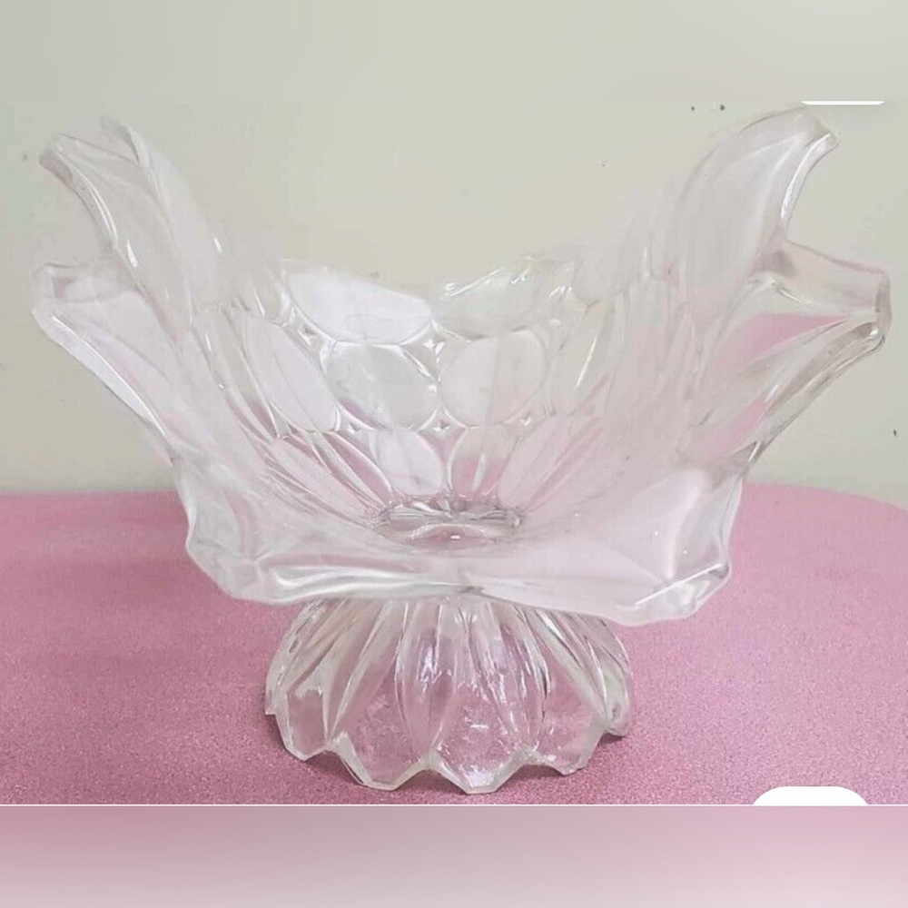 Elegant Clear Glass Bowl - Picture 3 of 6